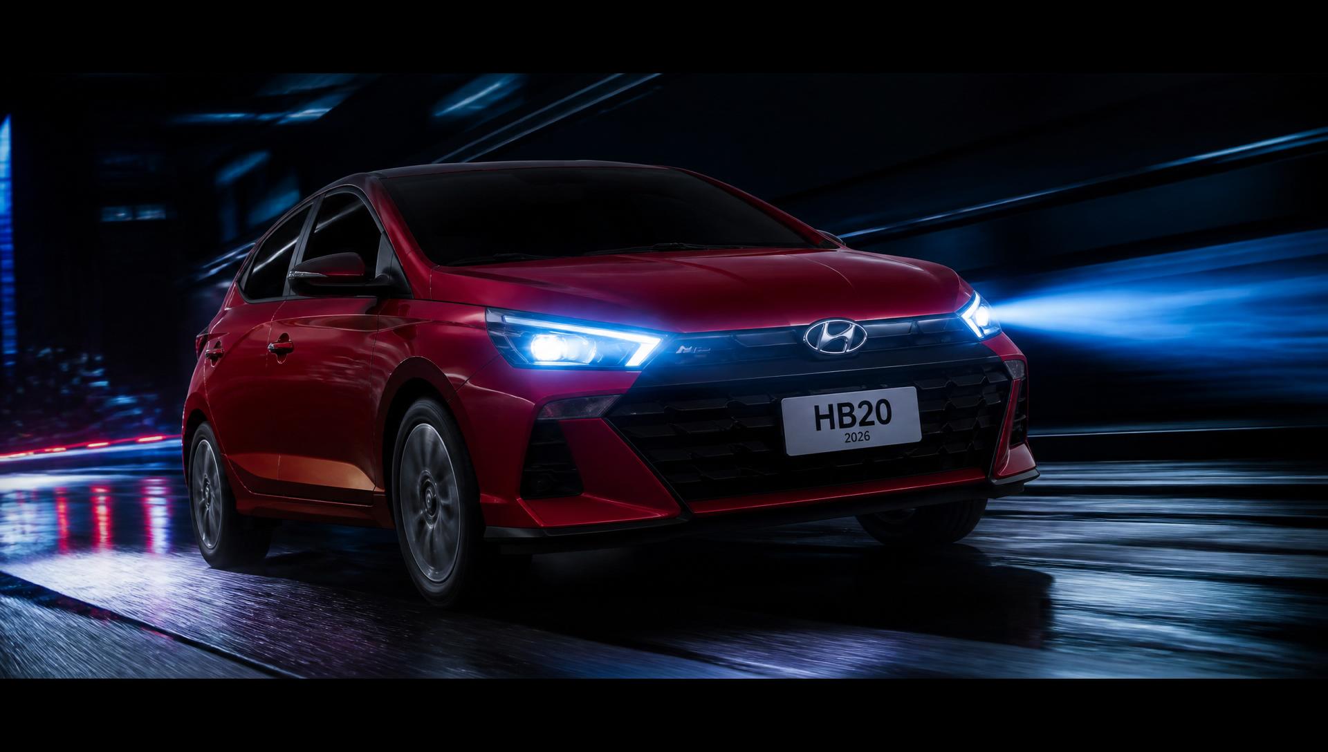 Hyundai HB20 2026 vermelho acelerando à noite com faróis azuis